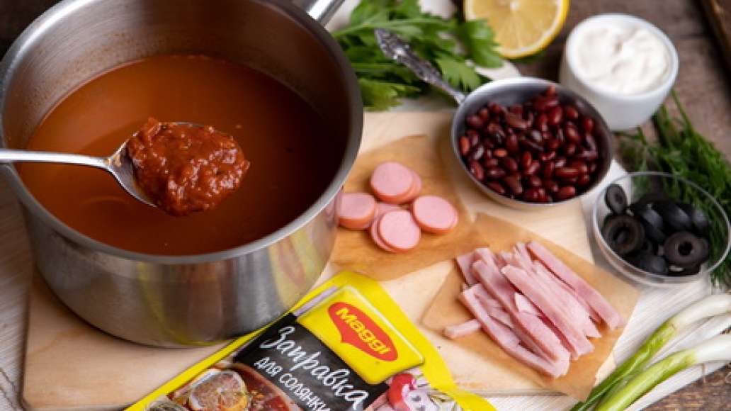 За пять минут до готовности добавить MAGGI® Заправка для солянки, сосиски и нарезанную зелень. Довести до полной готовности, проверить на соль и довести до нужного вкуса. Перед подачей охладить. 