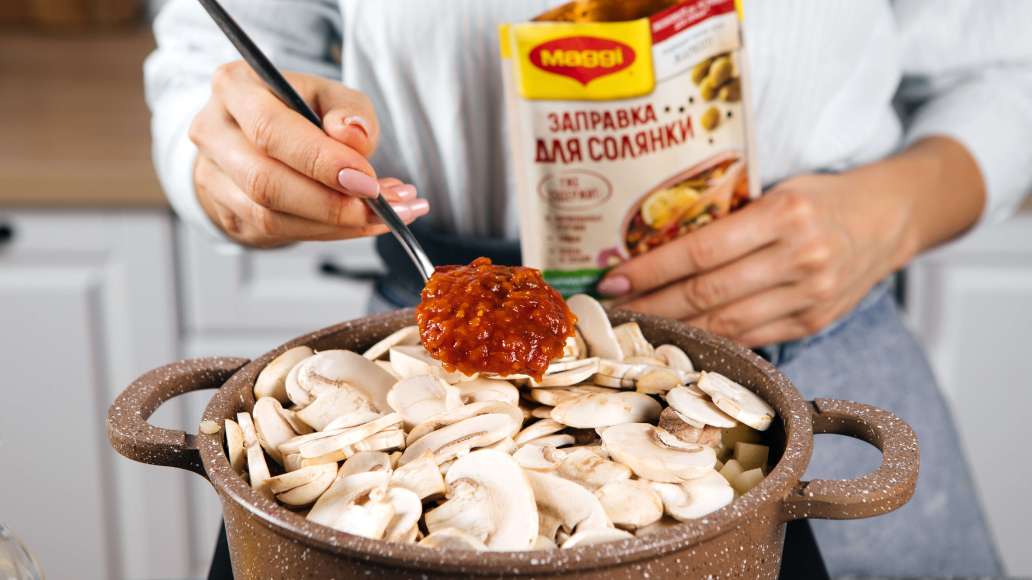 Добавить грибы, воду, MAGGI® Заправку для солянки и тушить 30 минут. Добавить грибы, воду, MAGGI® Заправку для солянки и тушить 30 минут.