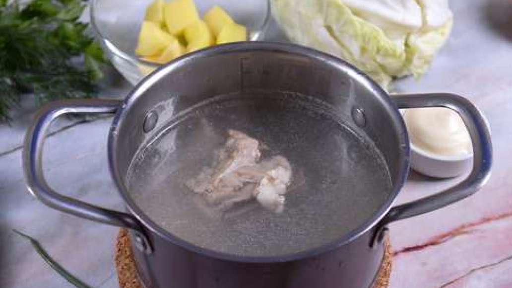 Разрежьте мясо на крупные куски, поместите в кастрюлю и налейт холодную воду. Поставьте на огонь, доведите до кипения, снимите пенку и варите 30 минут. Разрежьте мясо на крупные куски, поместите в кастрюлю и налейт холодную воду. Поставьте на огонь, доведите до кипения, снимите пенку и варите 30 минут.