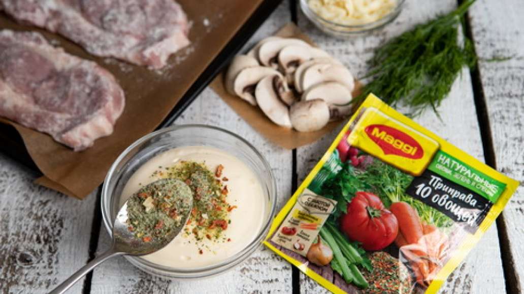 Свиную шейку нарезать порционными кусками, отбить кухонным молотком. Застелить противень пергаментной бумагой или смазать при помощи кулинарной кисти растительным маслом. Мясо запанировать в муке и стряхнуть излишки. Разложить на противне, сверху выложить Свиную шейку нарезать порционными кусками, отбить кухонным молотком. Застелить противень пергаментной бумагой или смазать при помощи кулинарной кисти растительным маслом. Мясо запанировать в муке и стряхнуть излишки. Разложить на противне, сверху выложить