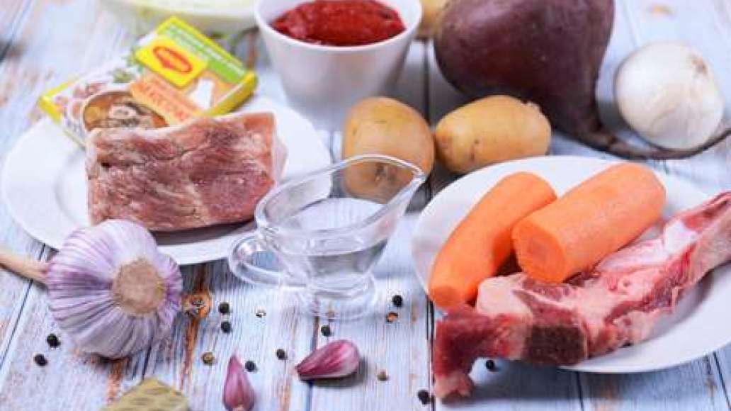 Подготовьте ингредиенты, промойте мясо и обсушите салфеткой.