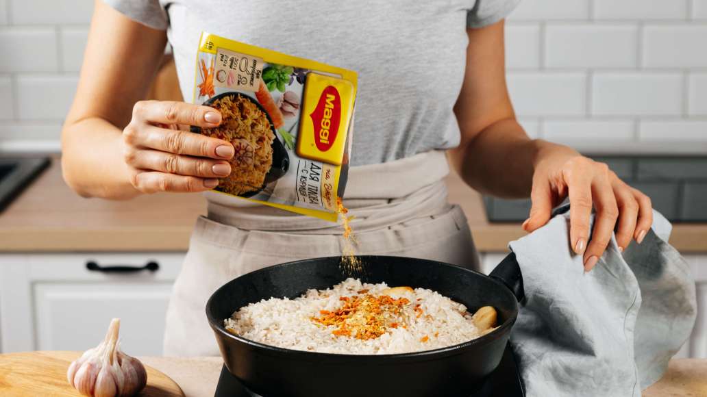 Засыпать содержимое пачки MAGGI® НА ВТОРОЕ для плова с курицей. Добавить оставшуюся воду. Засыпать содержимое пачки MAGGI® НА ВТОРОЕ для плова с курицей. Добавить оставшуюся воду.