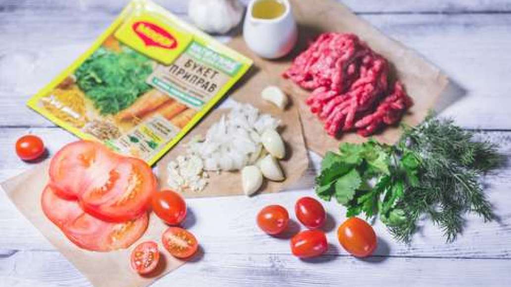 Мелко измельчить фарш вручную (или через мясорубку с крупной ячейкой), с луком и чесноком. Добавить специи MAGGI® Универсальная приправа. Зелень отобрать от стеблей и измельчить. Все тщательно перемешать, добавить мелко нарезанную зелень, затем, отбив фар Мелко измельчить фарш вручную (или через мясорубку с крупной ячейкой), с луком и чесноком. Добавить специи MAGGI® Универсальная приправа. Зелень отобрать от стеблей и измельчить. Все тщательно перемешать, добавить мелко нарезанную зелень, затем, отбив фар