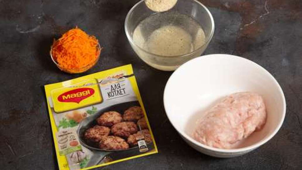 Морковь натереть на тёрке. Содержимое упаковки MAGGI® НА ВТОРОЕ для котлет залить водой и оставить на 2 минуты набухнуть. Соединить с фаршем и тёртой морковью, тщательно перемешать. Морковь натереть на тёрке. Содержимое упаковки MAGGI® НА ВТОРОЕ для котлет залить водой и оставить на 2 минуты набухнуть. Соединить с фаршем и тёртой морковью, тщательно перемешать.