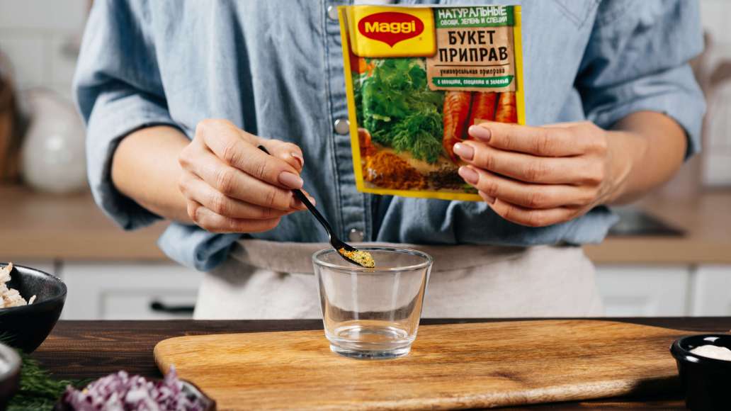 В отдельной небольшой ёмкости смешать горячую воду с MAGGI® Приправа универсальная Букет приправ, оставить на три минуты. Добавить к приправе майонез, йогурт и тщательно перемешать. В отдельной небольшой ёмкости смешать горячую воду с MAGGI® Приправа универсальная Букет приправ, оставить на три минуты. Добавить к приправе майонез, йогурт и тщательно перемешать.