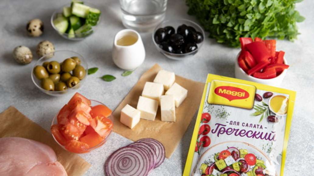 Помидоры и огурцы нарезать кубиками. Красный лук нарезать кольцами. Стручок болгарского перца разрезать вдоль пополам, удалить семена, половинки нарезать кубиками. Брынзу нарезать крупными кубиками. Отделить от стеблей листочки базилика. Отделить от кочан Помидоры и огурцы нарезать кубиками. Красный лук нарезать кольцами. Стручок болгарского перца разрезать вдоль пополам, удалить семена, половинки нарезать кубиками. Брынзу нарезать крупными кубиками. Отделить от стеблей листочки базилика. Отделить от кочан