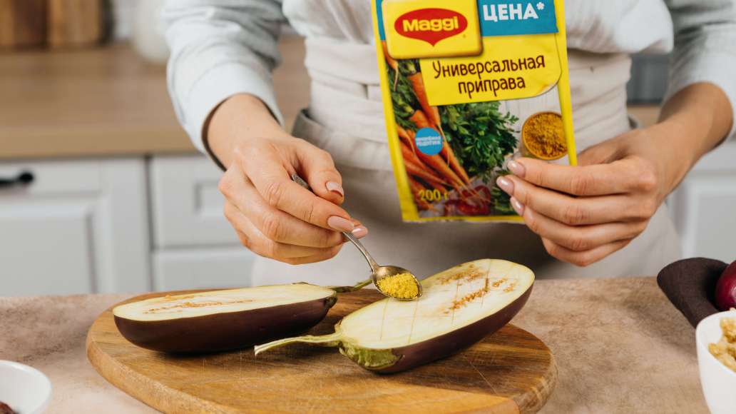 Баклажан разрезать пополам вдоль. Сделать надрезы. Натереть баклажан MAGGI® Приправой универсальной. Баклажан разрезать пополам вдоль. Сделать надрезы. Натереть баклажан MAGGI® Приправой универсальной.