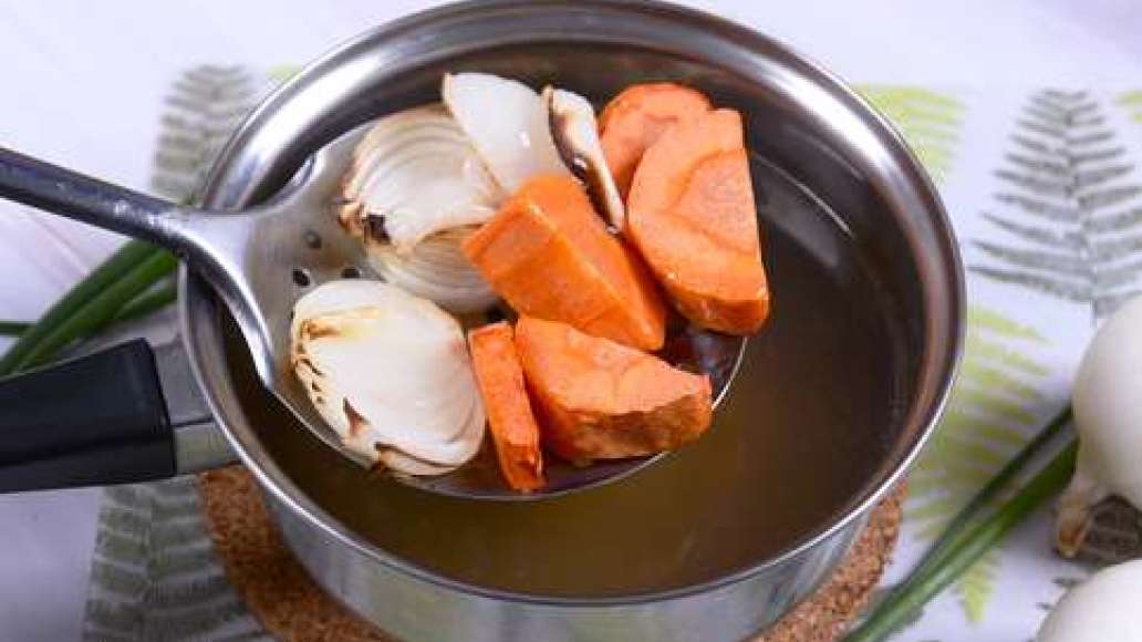 Добавьте овощи в кастрюлю к мясу и варите ещё 30 минут. Посолите и поперчите по вкусу. Добавьте овощи в кастрюлю к мясу и варите ещё 30 минут. Посолите и поперчите по вкусу.