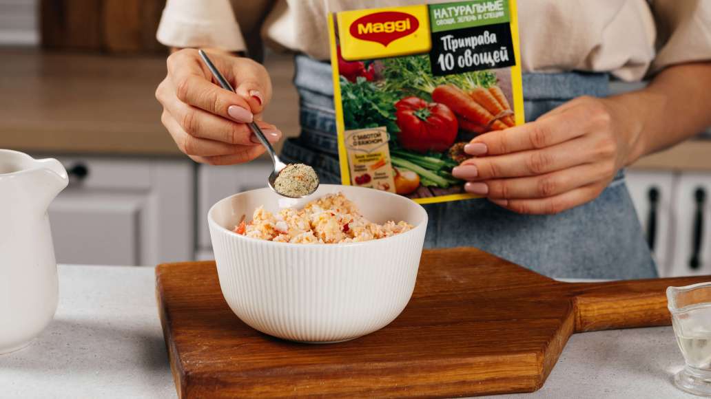 Добавить в фарш MAGGI® Приправу 10 овощей. Перемешать до однородности.