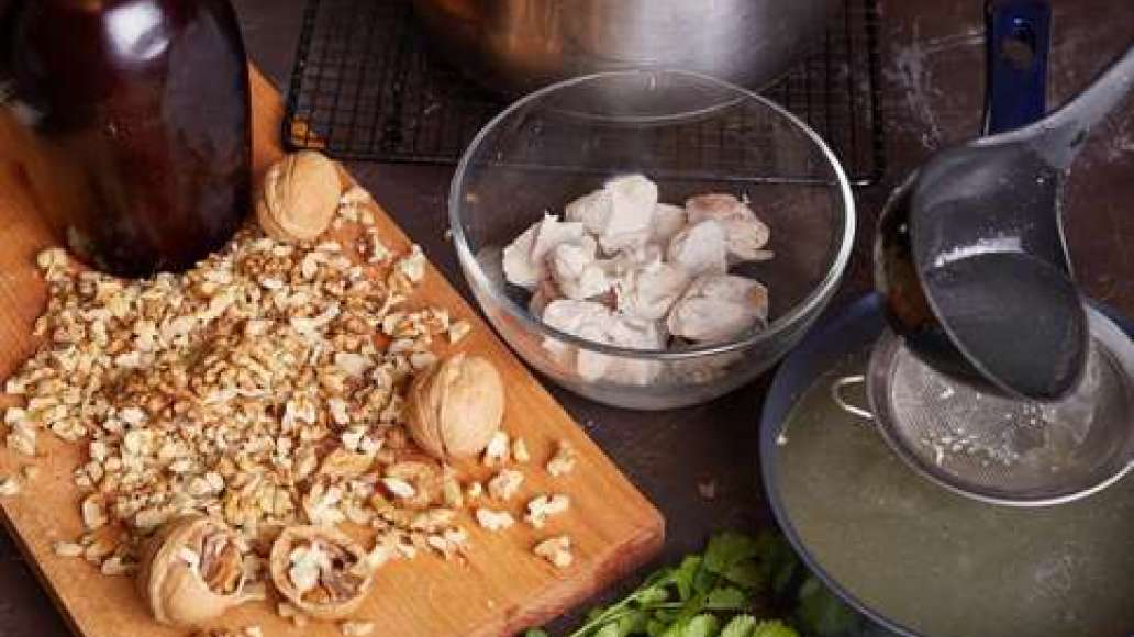 Залить индейку водой и сварить бульон. Вынуть мясо, бульон процедить через частое сито. Измельчить орехи. Залить индейку водой и сварить бульон. Вынуть мясо, бульон процедить через частое сито. Измельчить орехи.
