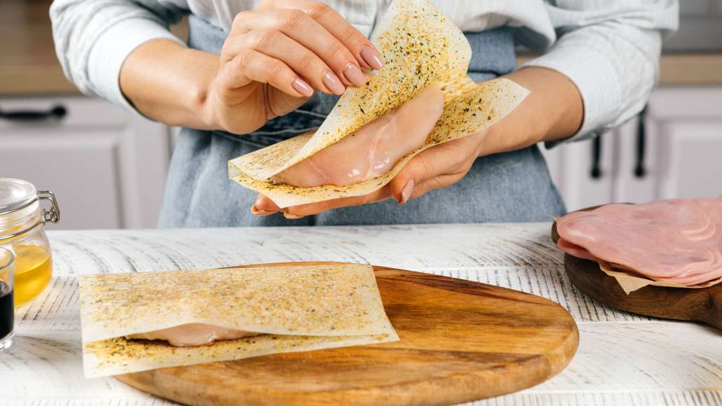 Филе курицы отбить до толщины 1,5-2 см. Уложить на листы MAGGI® НА ВТОРОЕ для нежного филе куриной грудки с чесноком и травами и накрыть свободными половинками листов. Филе курицы отбить до толщины 1,5-2 см. Уложить на листы MAGGI® НА ВТОРОЕ для нежного филе куриной грудки с чесноком и травами и накрыть свободными половинками листов.