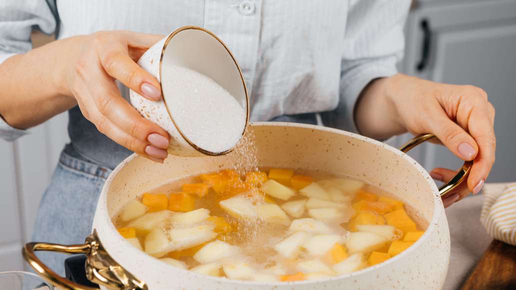 Нарезать яблоко и тыкву небольшими кусочками. Добавить в кипящую воду нарезанные ингредиенты и варить до мягкости тыквы — около 15 минут. Добавить сахар по вкусу и перемешать. Нарезать яблоко и тыкву небольшими кусочками. Добавить в кипящую воду нарезанные ингредиенты и варить до мягкости тыквы — около 15 минут. Добавить сахар по вкусу и перемешать.
