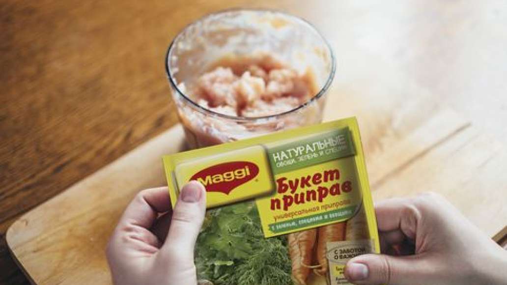 Добавить по вкусу приправу
и тщательно перемешать. Лучше даже пробить всё блендером, чтобы достигнуть как можно более однородной консистенции. Готовый фарш убрать в холодильник минут на 15 – из охлажденного будет легче катать сосиски. Добавить по вкусу приправу
и тщательно перемешать. Лучше даже пробить всё блендером, чтобы достигнуть как можно более однородной консистенции. Готовый фарш убрать в холодильник минут на 15 – из охлажденного будет легче катать сосиски.