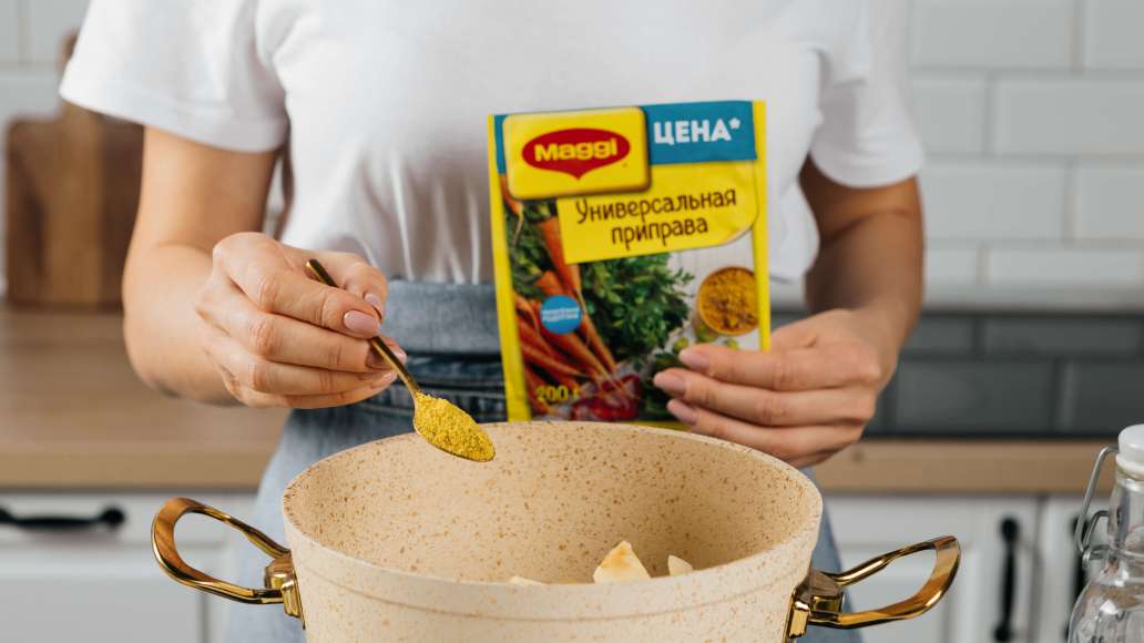 Добавить MAGGI® Приправу универсальную к овощам.