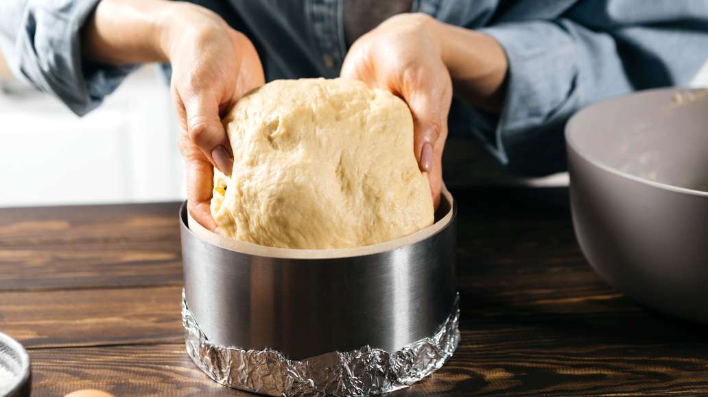 Тесто поделить на части (по количеству формочек для куличей). Каждую округлить и выложить в формы, заполняя их на ½ объёма (максимум на ⅔). Накрыть формы с тестом влажным полотенцем и оставить в тёплом месте без сквозняков подняться почти до краёв форм.