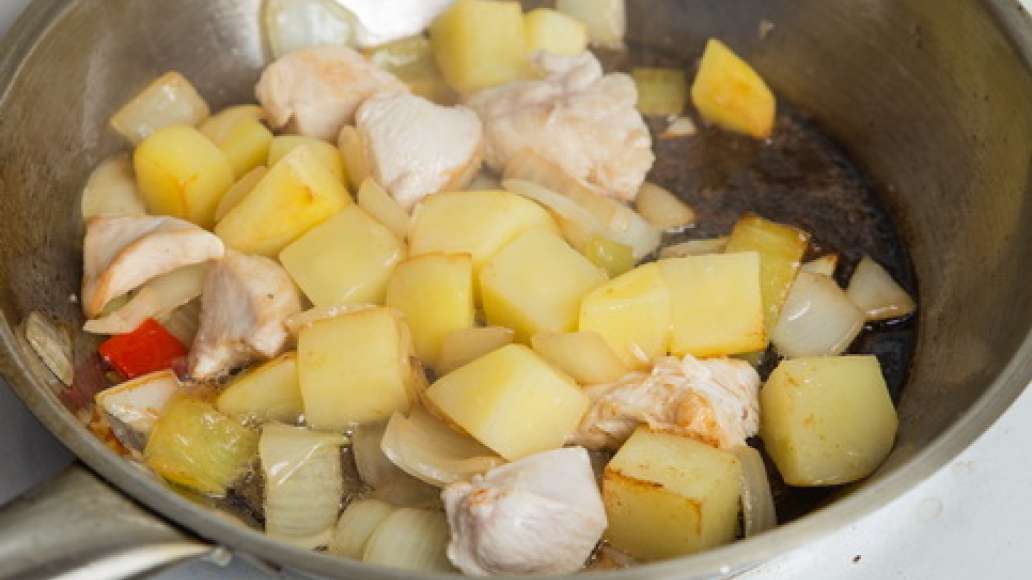 Обжарить лук, болгарский перец, картофель, и курицу до полуготовности.