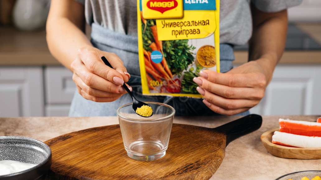 MAGGI® Приправу универсальную смешать с теплой водой. Дать настояться 2-3 минуты.