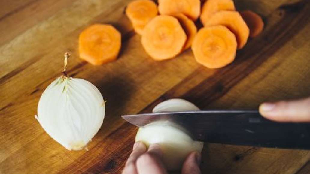 Нарезать картофель. Морковь нарезать кружочками, луковицу – на несколько частей
Нарезать картофель. Морковь нарезать кружочками, луковицу – на несколько частей