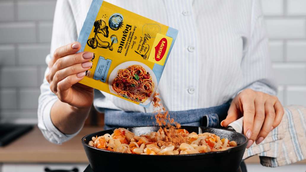 Добавить смесь MAGGI® НА ВТОРОЕ для макарон в соусе “Болонез”, воду и тщательно перемешать.