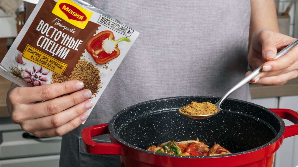 MAGGI® Восточные специи добавить в кастрюлю. Затем добавить воду,
довести до кипения и варить 10 мин. MAGGI® Восточные специи добавить в кастрюлю. Затем добавить воду,
довести до кипения и варить 10 мин.