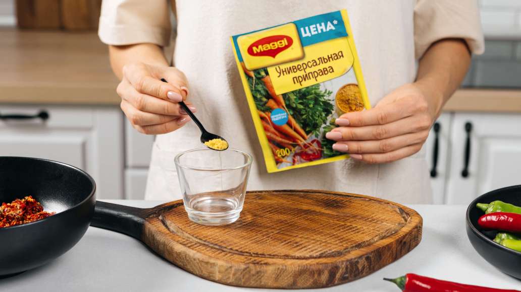В отдельной небольшой емкости смешать горячую воду и MAGGI® Приправу универсальную. Оставить на 3 минуты. В отдельной небольшой емкости смешать горячую воду и MAGGI® Приправу универсальную. Оставить на 3 минуты.