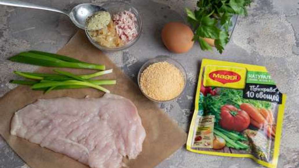 Репчатый лук обжарить на растительном масле, соединить с беконом и MAGGI® Приправа 10 овощей и перемешать. Куриные грудки тонко отбить кухонным молотком. Репчатый лук обжарить на растительном масле, соединить с беконом и MAGGI® Приправа 10 овощей и перемешать. Куриные грудки тонко отбить кухонным молотком.