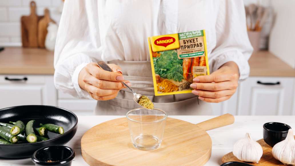В отдельной небольшой емкости смешать горячую воду с MAGGI® Приправой универсальной Букет приправ. Оставить на 3 минуты. В отдельной небольшой емкости смешать горячую воду с MAGGI® Приправой универсальной Букет приправ. Оставить на 3 минуты.