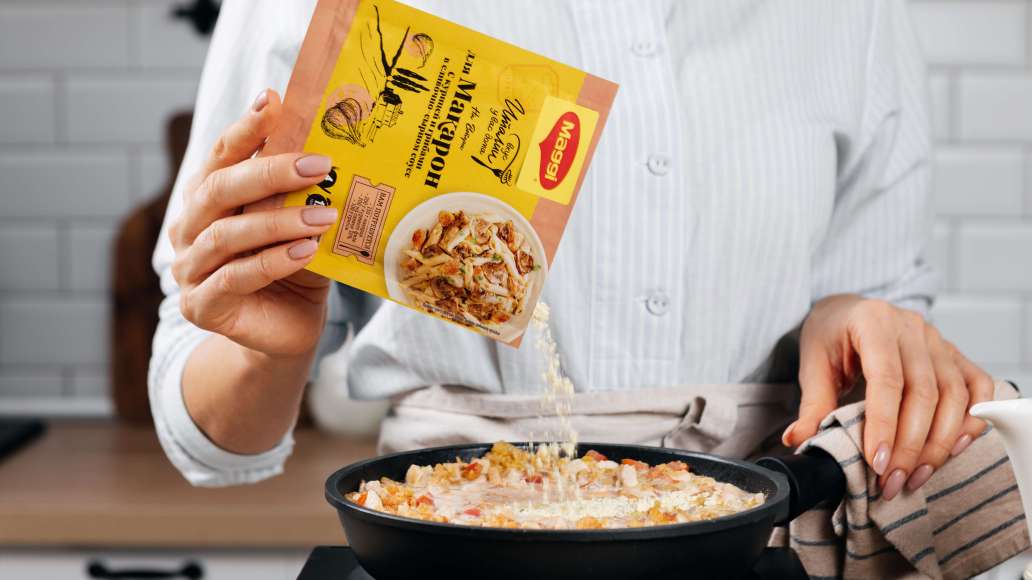 Добавить помидор, промытый булгур, молоко, воду и смесь MAGGI® НА ВТОРОЕ для макарон с курицей и грибами в сливочно-сырном соусе. Довести до кипения. Добавить помидор, промытый булгур, молоко, воду и смесь MAGGI® НА ВТОРОЕ для макарон с курицей и грибами в сливочно-сырном соусе. Довести до кипения.