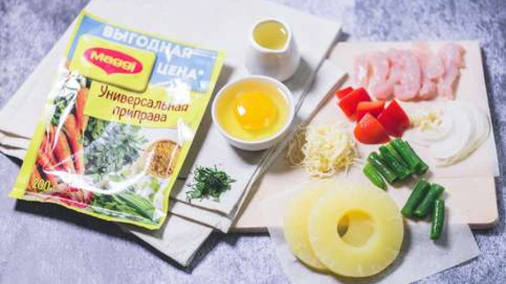 Очистить курицу от кожи и костей. Нарезать филе курицы соломкой. Лук нарезать полукольцами, чеснок измельчить. Ананас очистить и нарезать колечками (если консервированный то слейте жидкость). Взбить яйцо венчиком. Зеленую фасоль нарезать мелко если попала Очистить курицу от кожи и костей. Нарезать филе курицы соломкой. Лук нарезать полукольцами, чеснок измельчить. Ананас очистить и нарезать колечками (если консервированный то слейте жидкость). Взбить яйцо венчиком. Зеленую фасоль нарезать мелко если попала