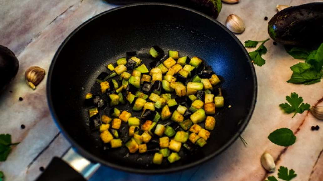 Баклажаны нарежьте крупными кусками, посыпьте солью, перемешайте и дайте постоять 15-20 минут. Промойте под проточной водой и отожмите от лишней влаги. Обжарьте баклажаны на растительном масле до появления золотистой корочки. Переложите на салфетку, чтобы