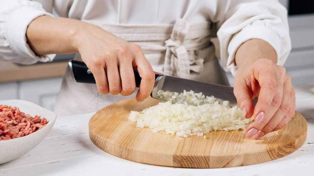 Свиное сало без кожицы пропустить через мясорубку, измельчить блендером или с помощью острого ножа. Очень мелко нарезать очищенный репчатый лук. Свиное сало без кожицы пропустить через мясорубку, измельчить блендером или с помощью острого ножа. Очень мелко нарезать очищенный репчатый лук.