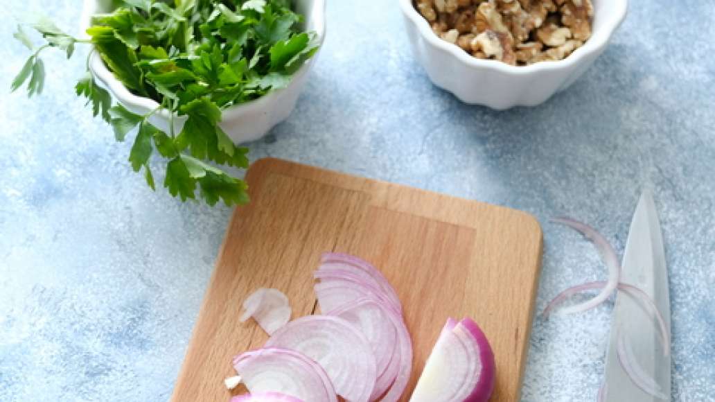 Нарезать лук полукольцами.
Нарезать лук полукольцами.