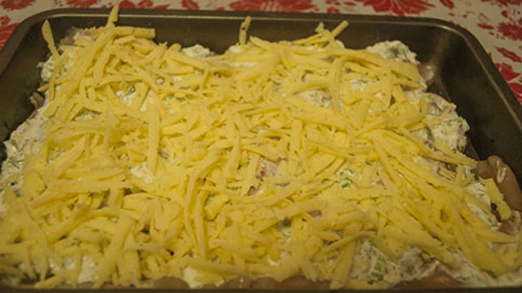 Смазываем курочку получившимся соусом и посыпаем сверху тертым сыром. Смазываем курочку получившимся соусом и посыпаем сверху тертым сыром.