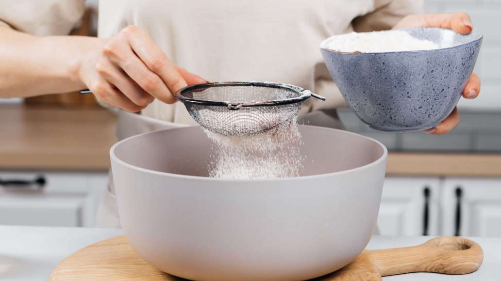 Духовку разогреть до 180 °C. В отдельной емкости смешать какао, соду, соль и муку. Просеять смесь сухих ингредиентов во влажную.