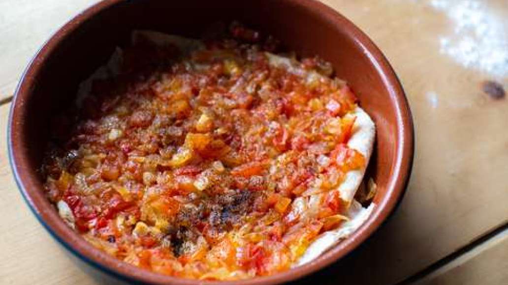 Слегка обжарьте мясной фарш (3–4 минуты), немного посолите и переложите в тарелку вместе с выступившим соком. На той же сковороде обжарьте мелко нарезанный лук и помидоры, добавьте свежий укроп.
В форму, смазанную маслом, уложите слоями: лист тонкого ар Слегка обжарьте мясной фарш (3–4 минуты), немного посолите и переложите в тарелку вместе с выступившим соком. На той же сковороде обжарьте мелко нарезанный лук и помидоры, добавьте свежий укроп.
В форму, смазанную маслом, уложите слоями: лист тонкого ар