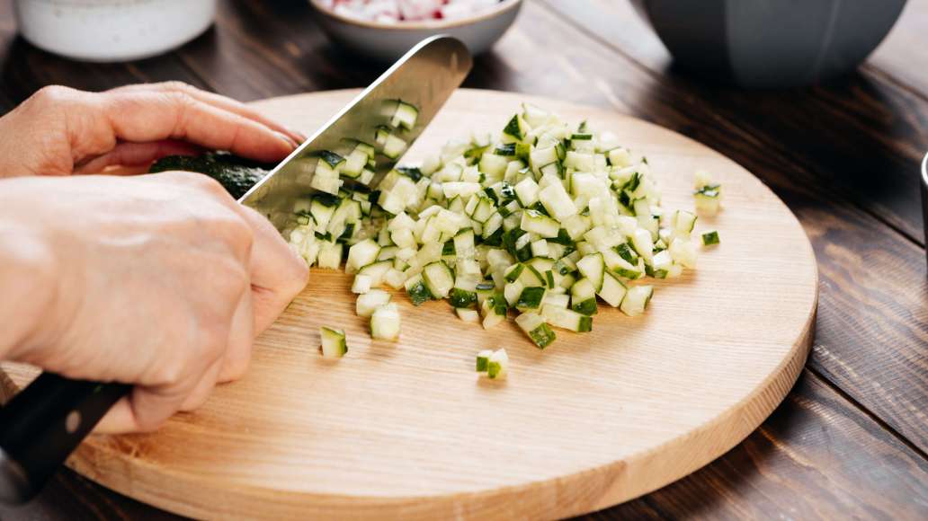 Редис, огурцы нарезать небольшими кубиками. Переложить все нарезанные ингредиенты в глубокую емкость.