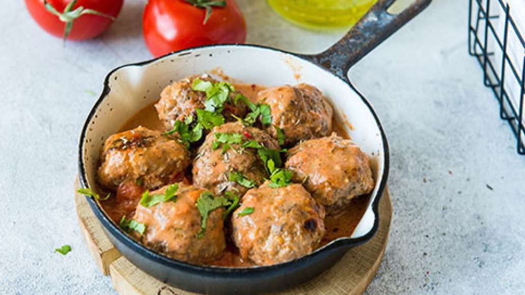 Готовые фрикадельки подавать с любым гарниром на вкус.