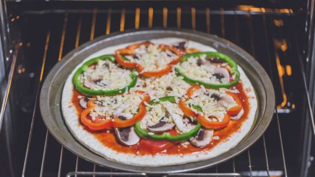 Выложить на соус часть сыра, добавить овощи и курицу, посыпать остальным сыром. Выпекать при температуре 160 градусов 15-20 минут.
Выложить на соус часть сыра, добавить овощи и курицу, посыпать остальным сыром. Выпекать при температуре 160 градусов 15-20 минут.