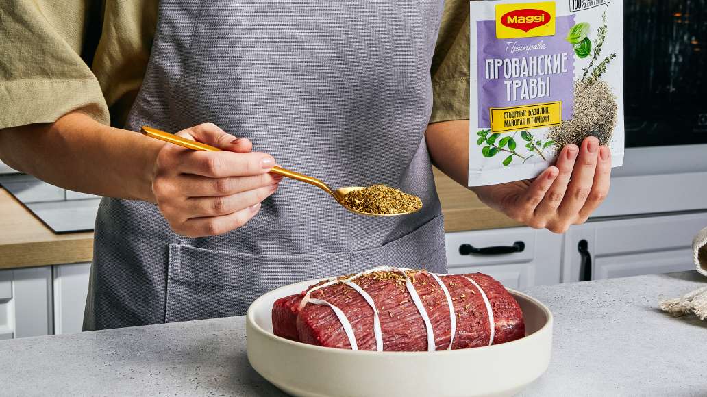 Перевязать кулинарным шпагатом. Обмазать специями MAGGI® Прованские
травы и оливковым маслом. Перевязать кулинарным шпагатом. Обмазать специями MAGGI® Прованские
травы и оливковым маслом.