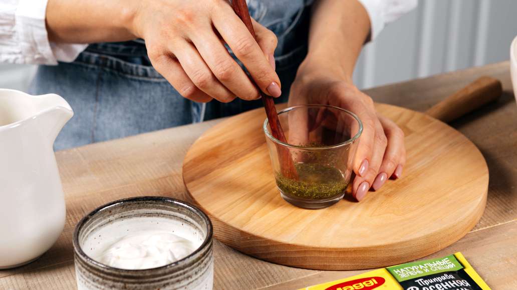 В отдельной небольшой емкости смешать 30 мл горячей воды с MAGGI® Приправой Весенняя зелень, оставить на 3 минуты. В отдельной небольшой емкости смешать 30 мл горячей воды с MAGGI® Приправой Весенняя зелень, оставить на 3 минуты.
