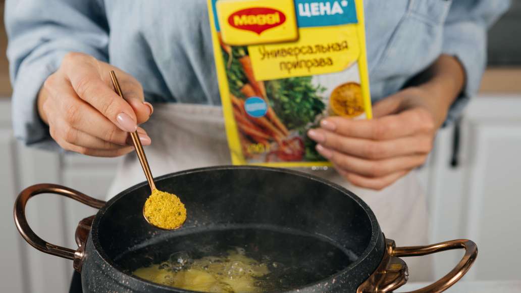 Картофель залить водой, довести до кипения, добавить MAGGI® Приправу универсальную и варить до готовности 10-15 минут.