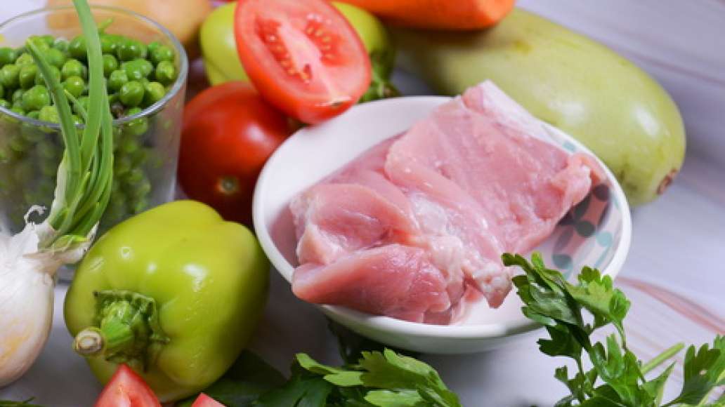 Подготовьте ингредиенты, промойте мясо. Подготовьте ингредиенты, промойте мясо.
