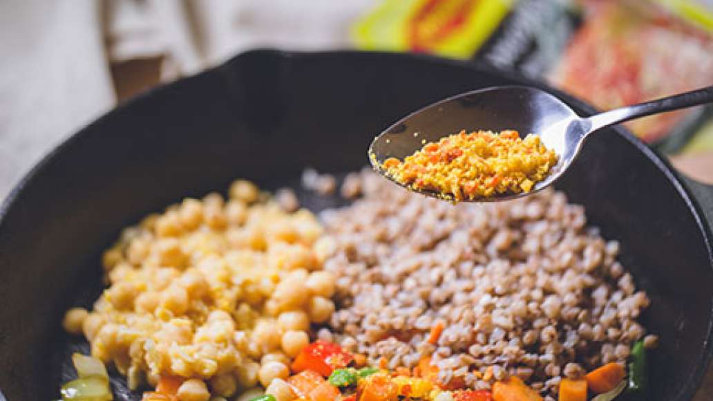 Соединить в сковородке готовые овощи, гречку, отваренный нут и специи MAGGI® Зажарка. Тщательно перемешать. Прогреть на сковороде, продолжая помешивать. Добавить кунжут и тимьян.