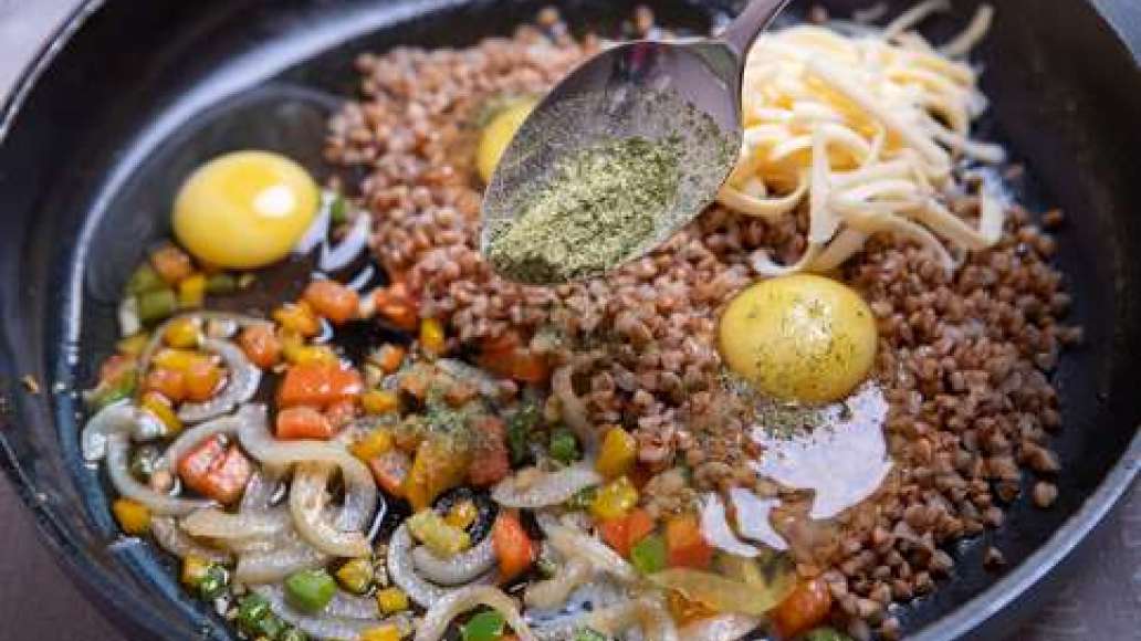 Соединить отваренную гречку и овощи на сковороде. Добавить MAGGI® Весенняя зелень. Тщательно перемешать на слабом огне. 