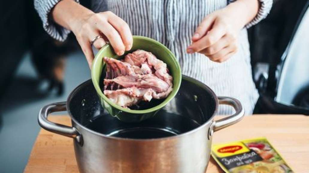 Подготовить ингредиенты. Опустить куриные косточки и мясо в воду, довести до кипения и варить на слабом огне час-полтора. Подготовить ингредиенты. Опустить куриные косточки и мясо в воду, довести до кипения и варить на слабом огне час-полтора.