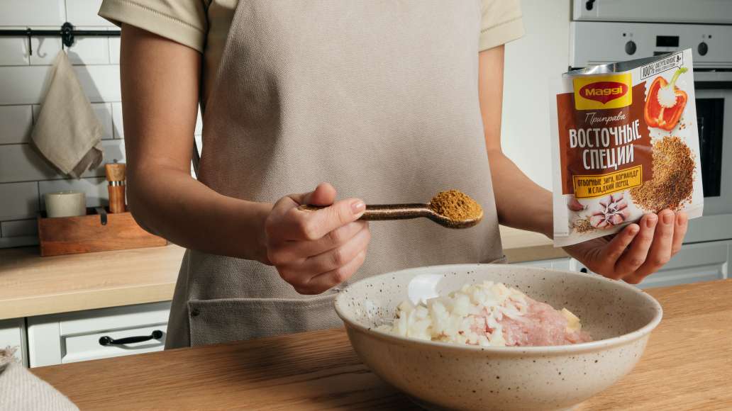Мясо перемешать с картошкой и луком, добавить MAGGI® Восточные специи.