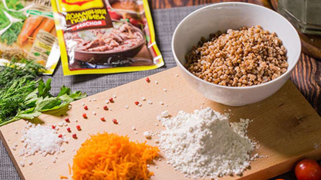 Отварить гречку с приправой MAGGI® Букет приправ и натереть морковку на мелкой терке. Отварить гречку с приправой MAGGI® Букет приправ и натереть морковку на мелкой терке.