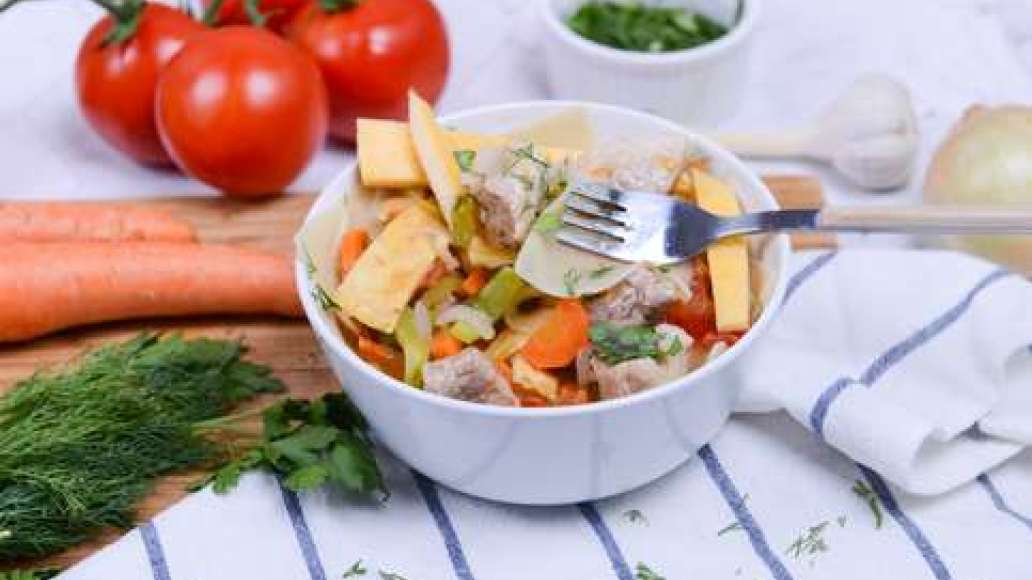 Выложите в тарелку лапшу, налейте соус с мясом и овощами, добавьте омлет и украсьте зеленью. Выложите в тарелку лапшу, налейте соус с мясом и овощами, добавьте омлет и украсьте зеленью.