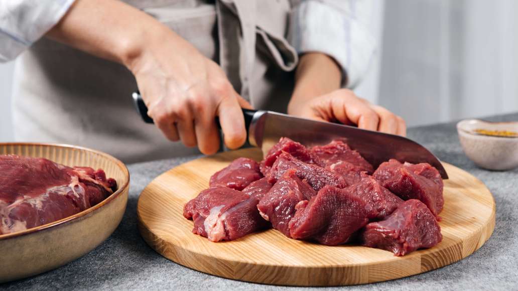 Мясо вымыть, подсушить, срезать пленки и жилы. Нарезать кусками размером 4 х 4 см. Мясо вымыть, подсушить, срезать пленки и жилы. Нарезать кусками размером 4 х 4 см.