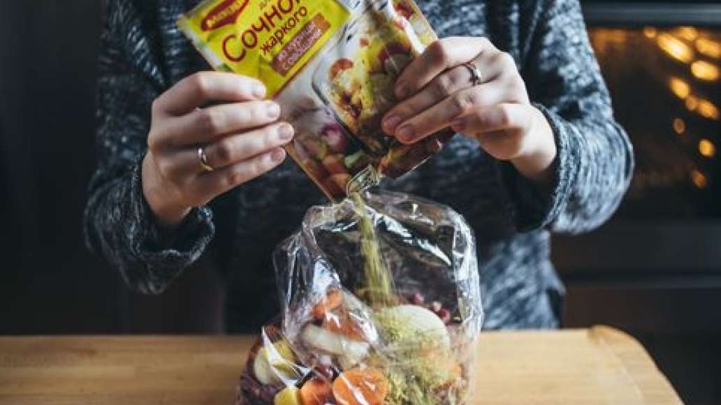 ДобавитьMAGGI® На Второе для жаркого по-домашнему.
Закрепить пакет зажимом на расстоянии 6-8 см от края пакета и аккуратно распределить смесь внутри. Избегать резких движений и встряски пакета.
ДобавитьMAGGI® На Второе для жаркого по-домашнему.
Закрепить пакет зажимом на расстоянии 6-8 см от края пакета и аккуратно распределить смесь внутри. Избегать резких движений и встряски пакета.